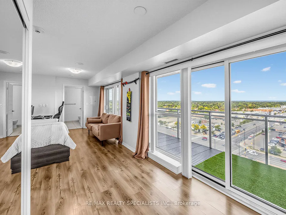 215 Queen St E #1501