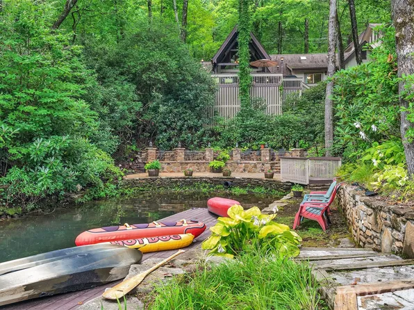 562 W Club Blvd, Lake Toxaway, NC 28747