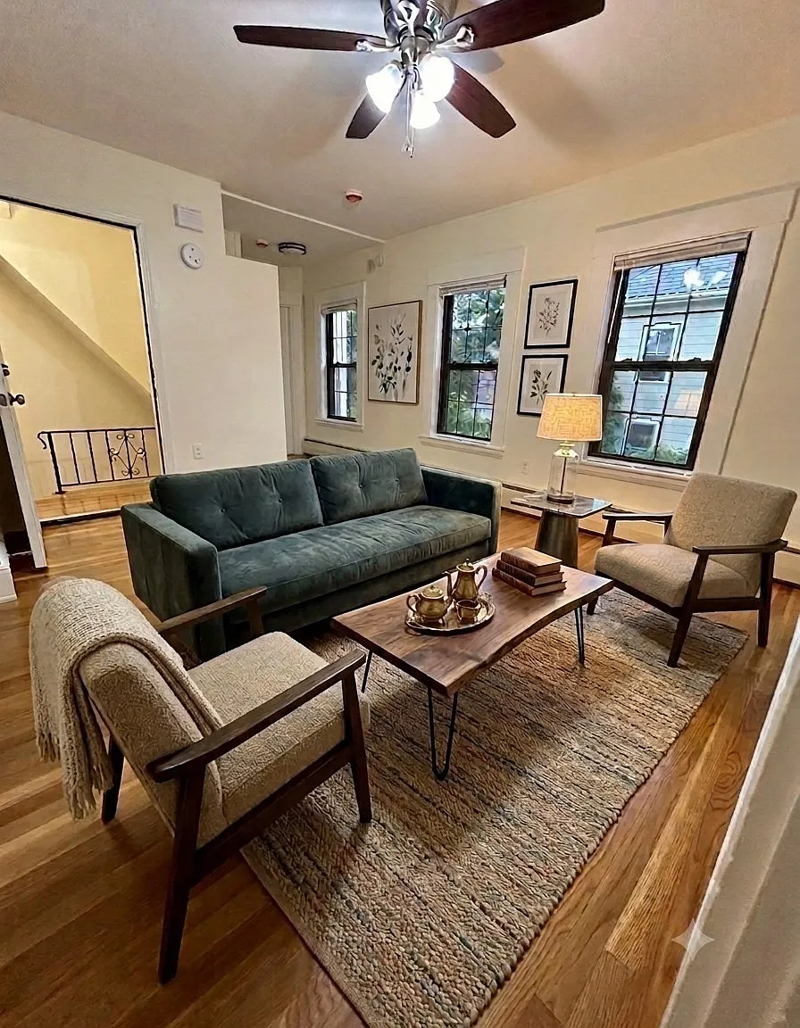 3 bed, 1.0 bath, 9999 sqft, $3,000 — Photo 1