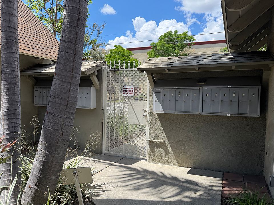 Front Entrance/Mail Box