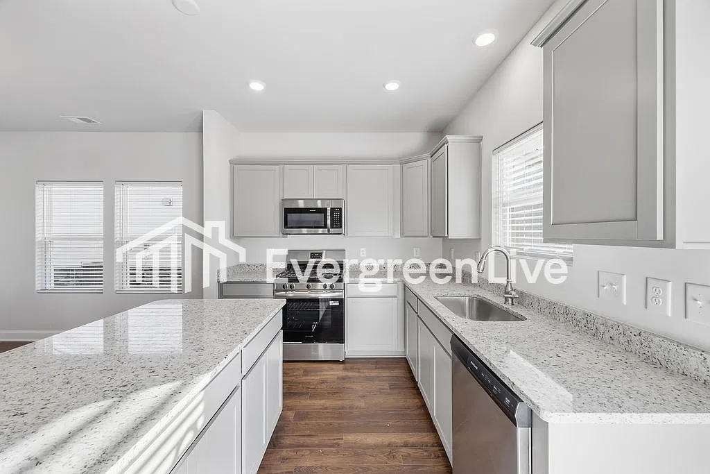 4 bed, 2.0 bath, 1982 sqft, $1,845 — Photo 4