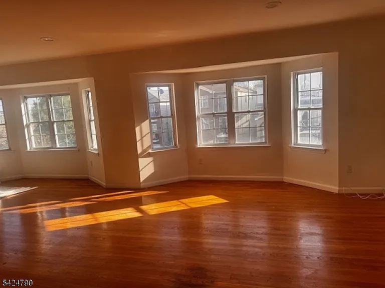 81-83 Hawthorne Ave #3 — Photo 8