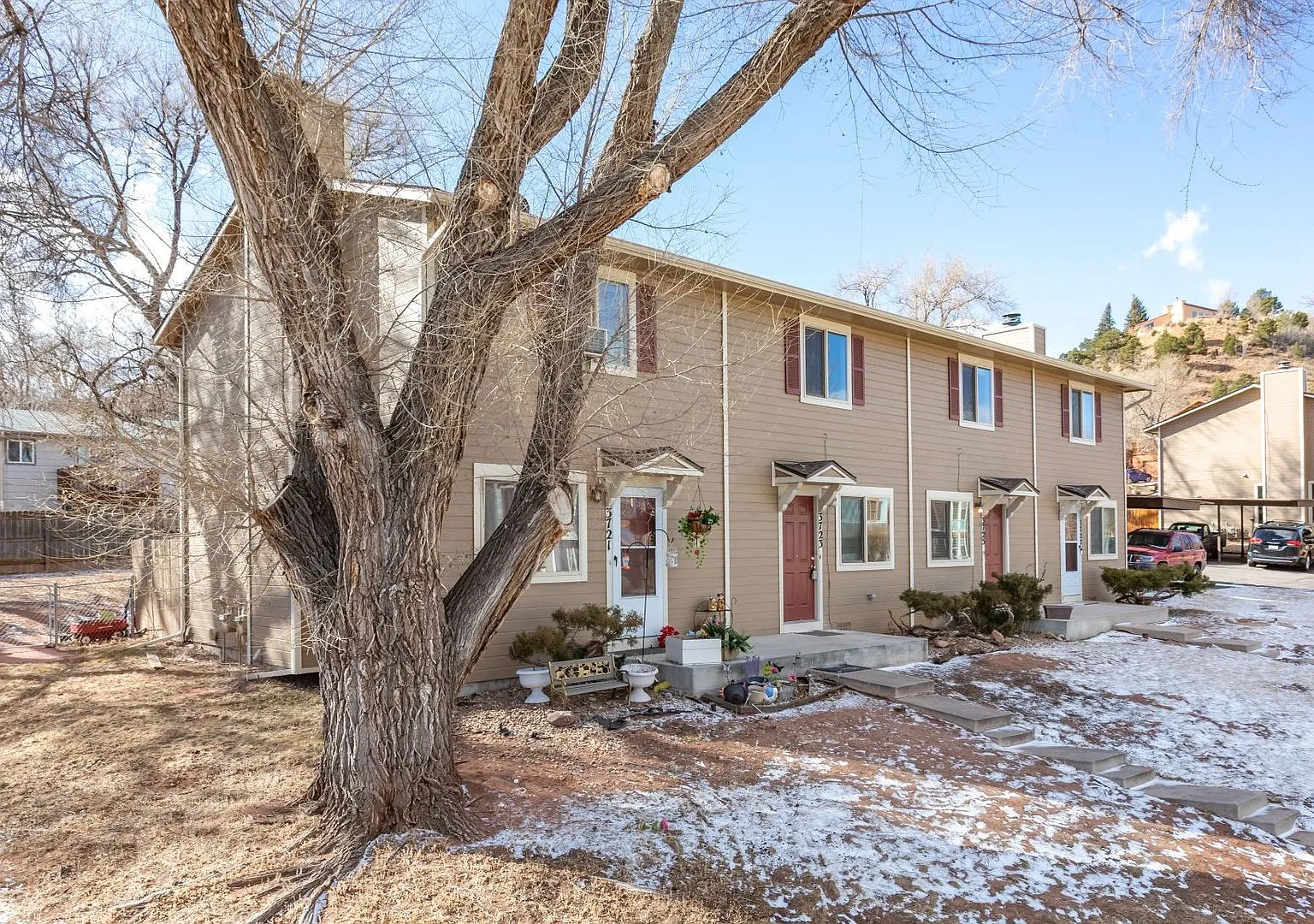 Spacious 2-Bed, 2-Bath Fourplex Unit in Prime Location! — Photo 2