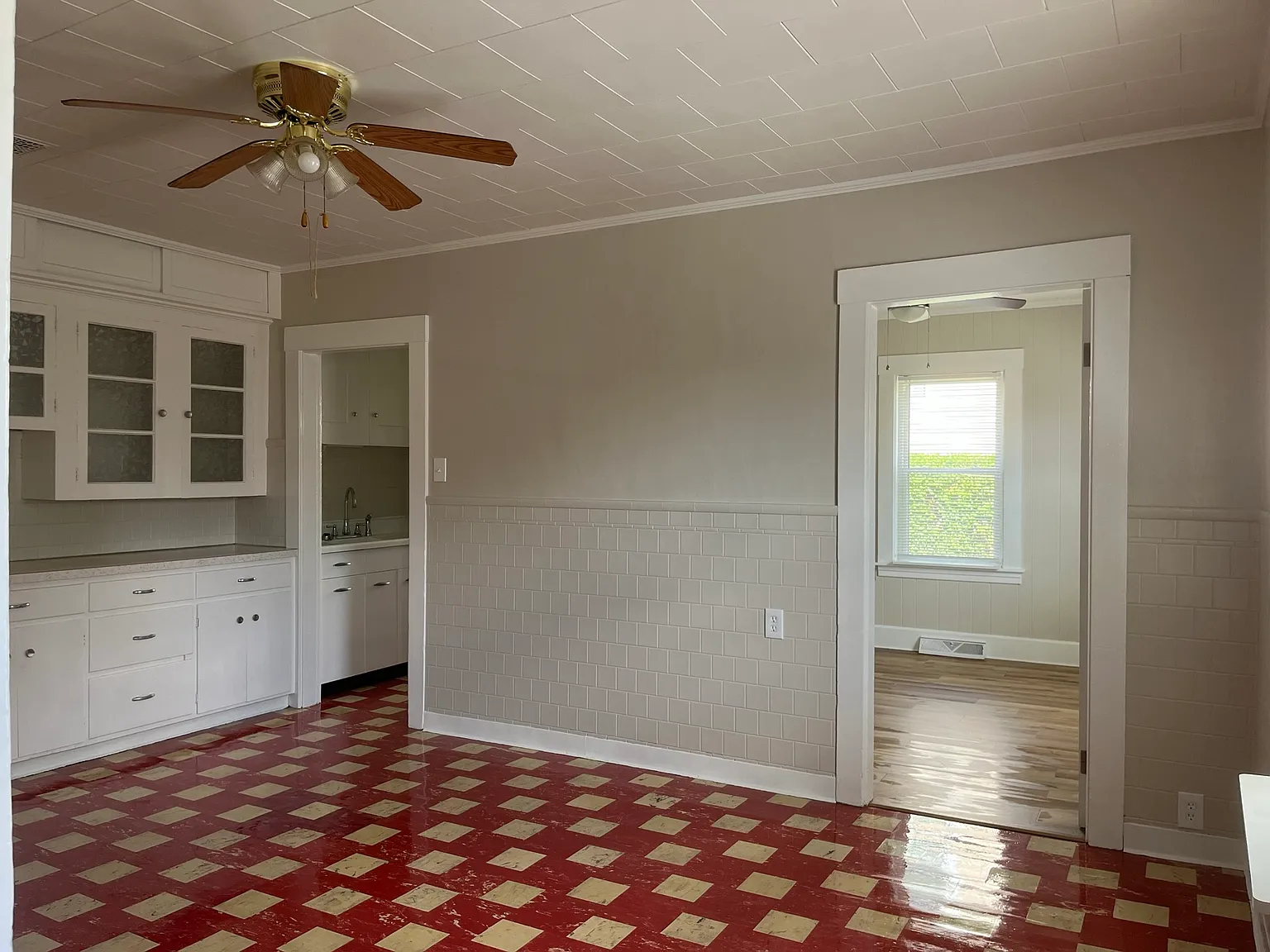 3 bed, 950 sqft, $1,500 — Photo 2