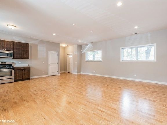 3rd image of 6125 N Clark St #101