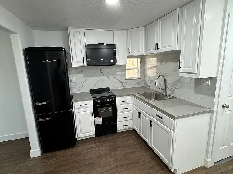 935 W 3rd Ave #1 — Photo 1