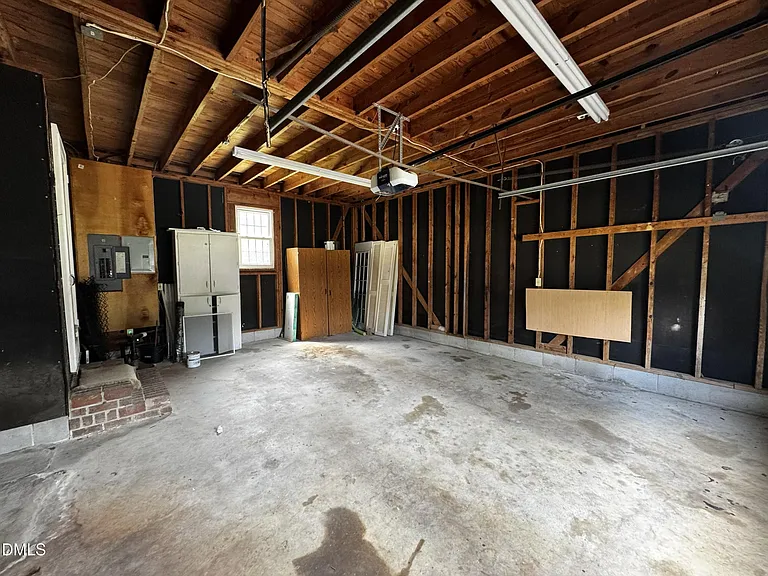 306 E 1st St — Photo 21