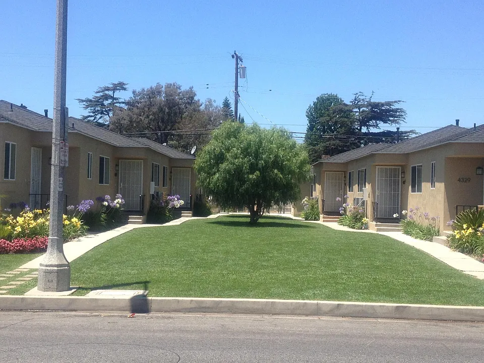4327 N Bellflower Blvd