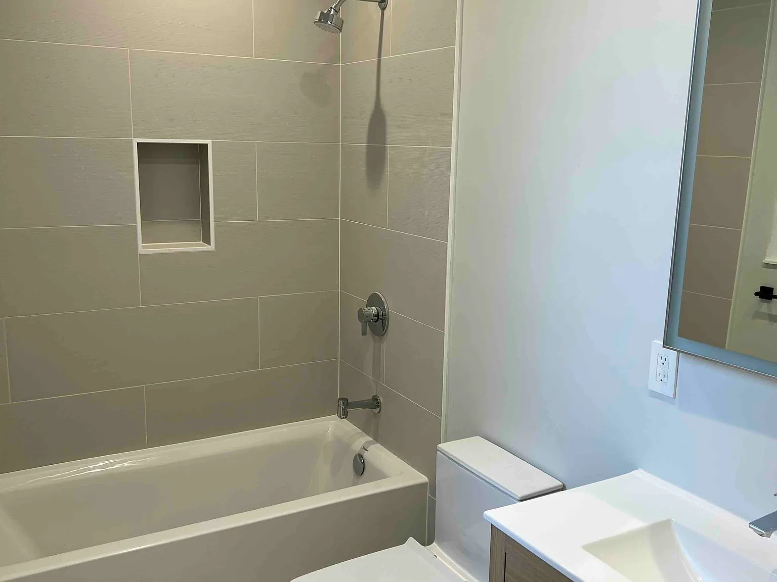 2 bed, 975 sqft, $6,450 — Photo 3