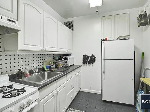 3rd image of 5 W 75th St APT 1B