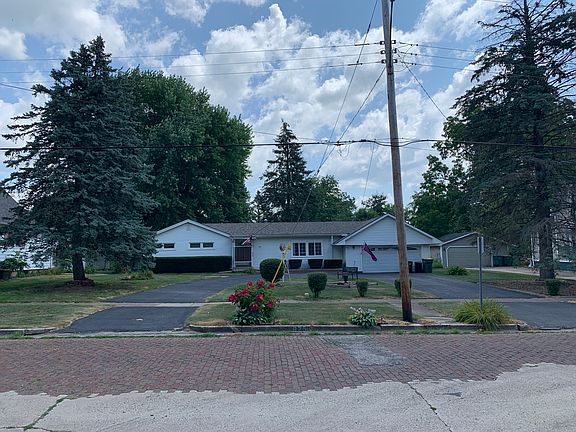 2nd image of 825 Arnold St