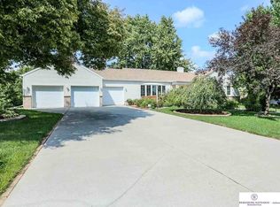 516 Crestridge Rd, Omaha, NE 68154