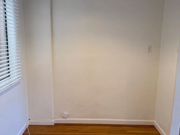 Upstairs 1 bedroom 1 bathroom apartment - Available now — Photo 6