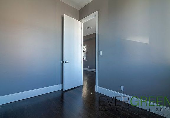 4th image of 216 Walworth St #4