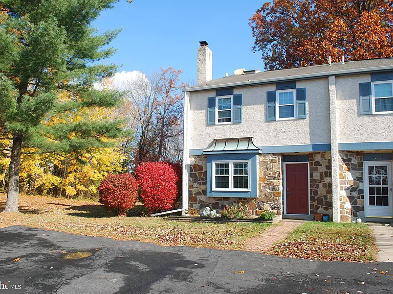 290 Lawndale Ave — Photo 1