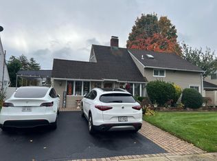 44 Mead Ln, Westbury, NY 11590