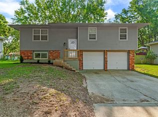 1711 SE Oak St, Oak Grove, MO 64075