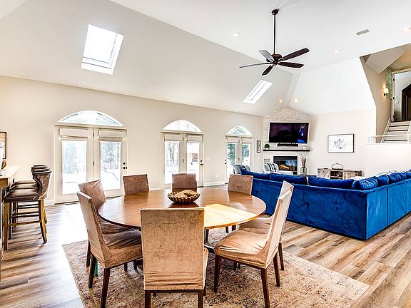 4th image of 16 Woodedge Cir
