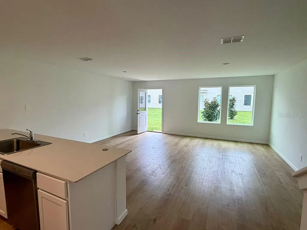 3 bed, 2.5 bath, 1386 sqft, $2,000 — Photo 3