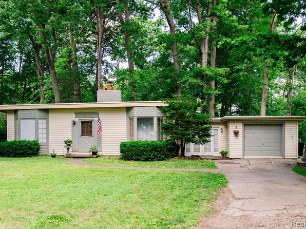 8494 Edgewood Park Dr, Commerce Township, MI 48382