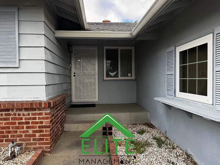 1949 Newport Ave — Photo 4