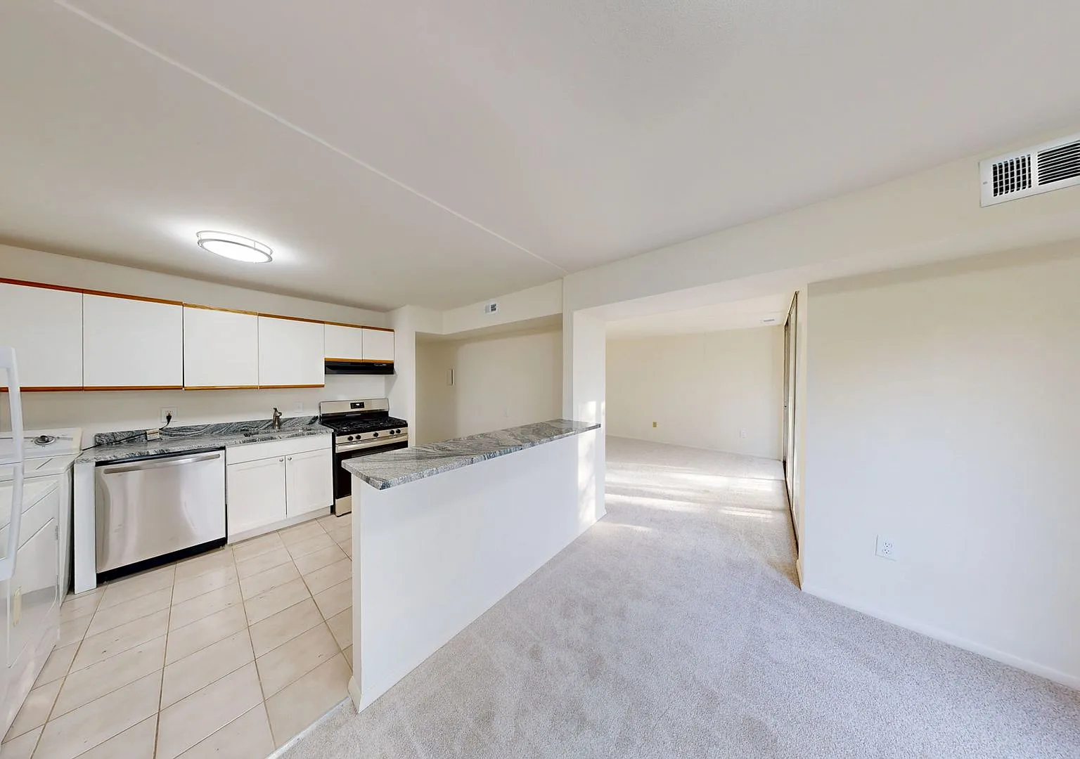 Fresh and ready 2Bed/1Bath - Close to Metro, Shopping, and Dining! — Photo 1