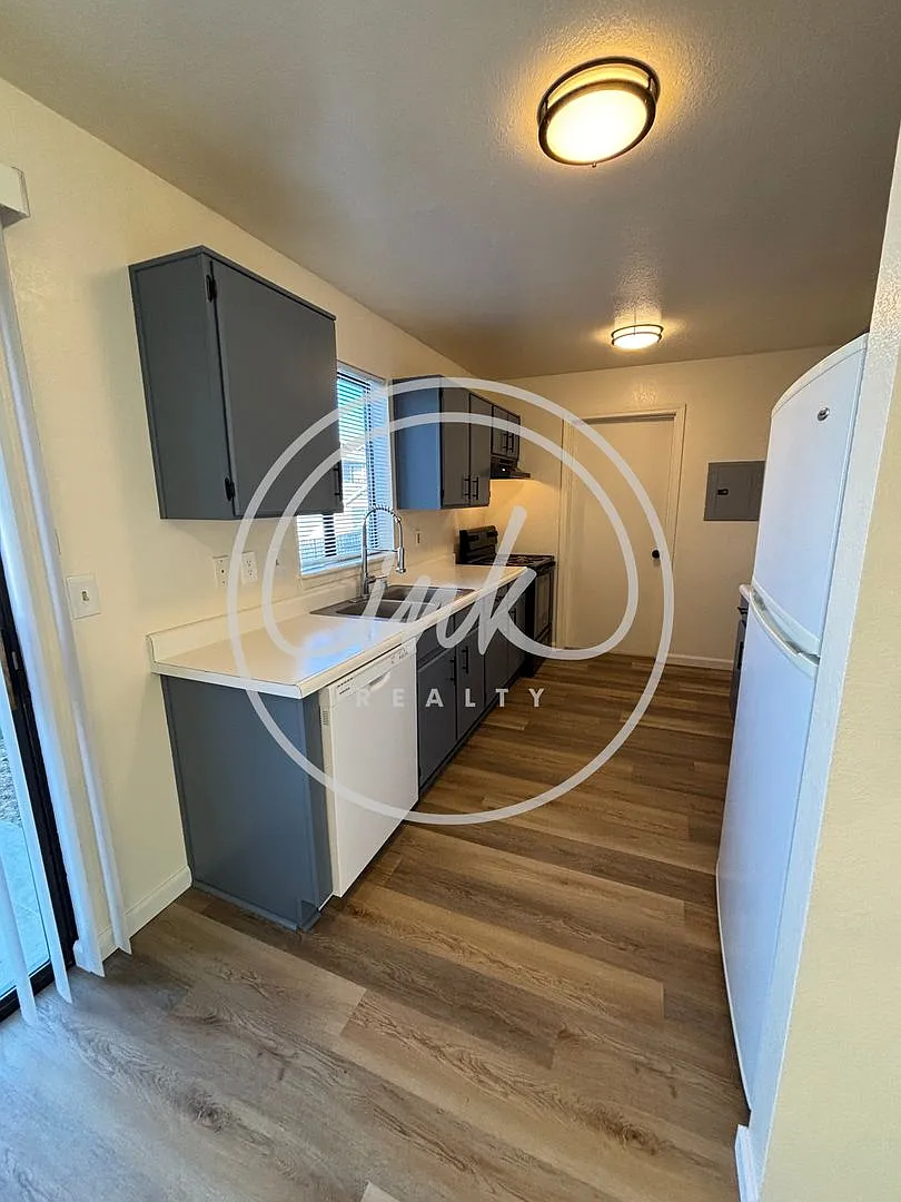 VI1377-1377 Village Way — Photo 3