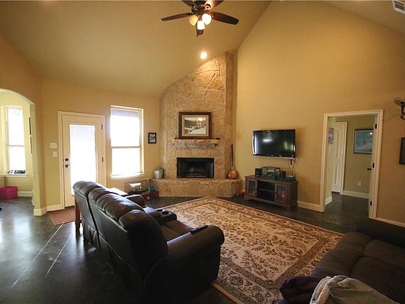 5th image of 376 Bishop Dr