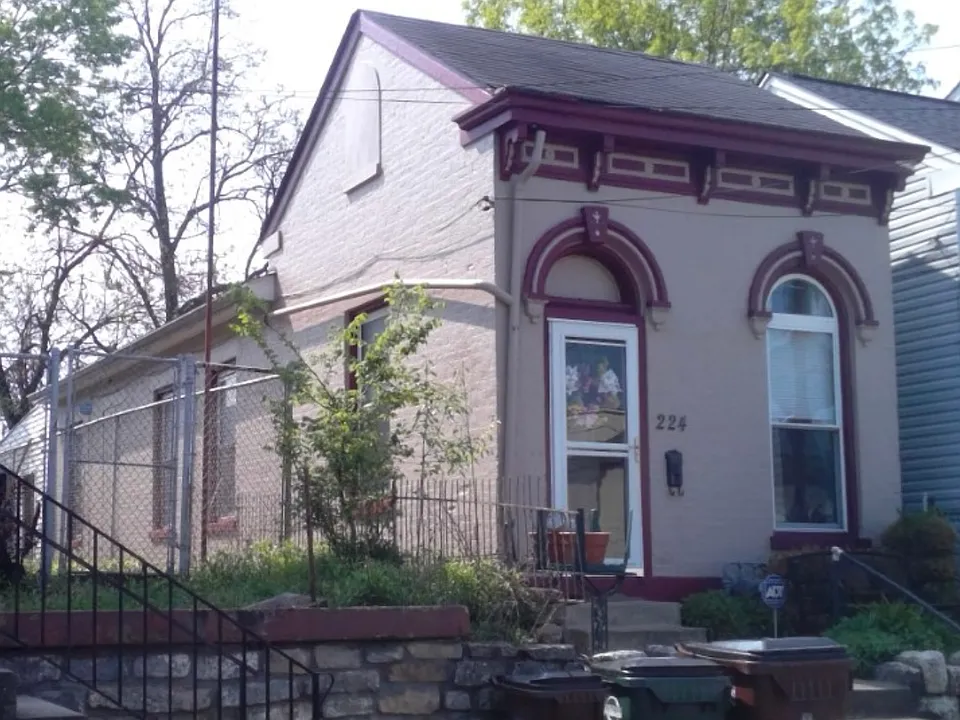 224 E 4th St