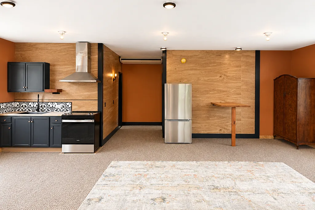 Modern 1 Bed / 1 Bath Live-Work Space — Photo 4