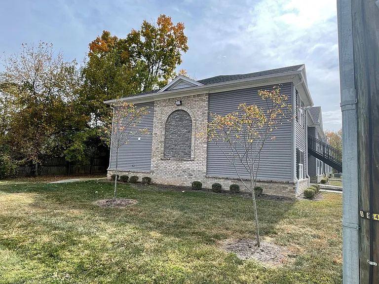 Six Mile Lane Apartments — Photo 9