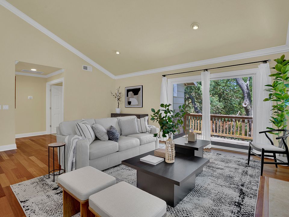 1st image of 10 Saint Louis Ln