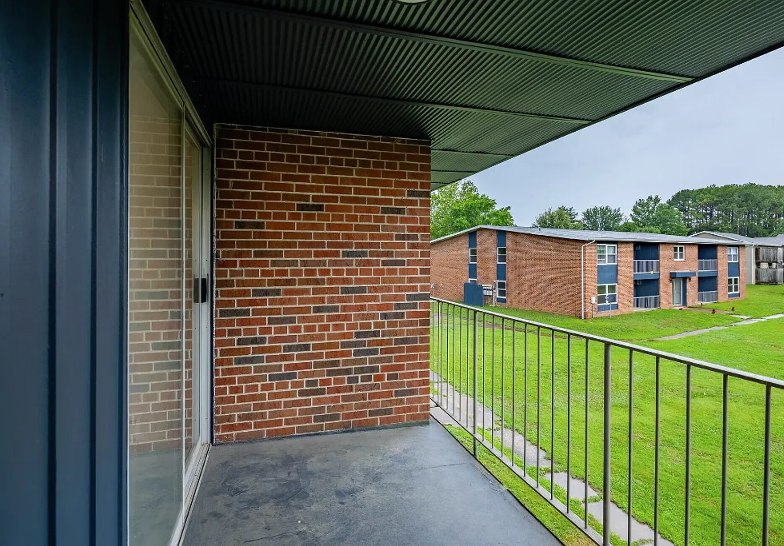 305 N Robinson Cir — Photo 4