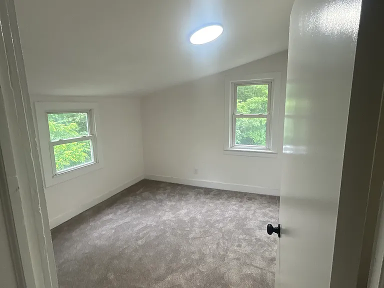 1433 Gladstone Ave SE — Photo 6