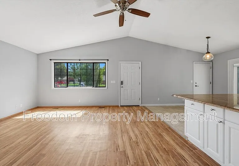6127 N Portsmouth Ave — Photo 2