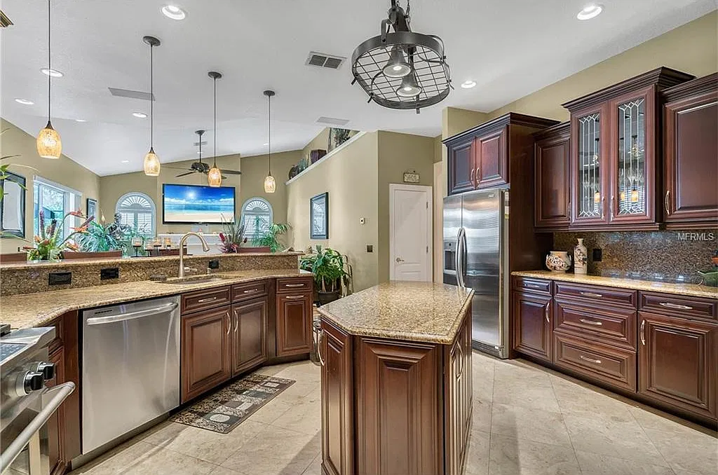 5 bed, 3706 sqft, $4,950 — Photo 4
