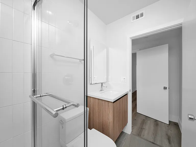 11516 Victory Blvd — Photo 34