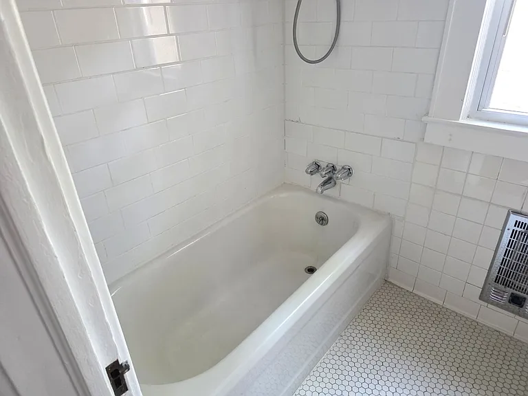 1046 N Main St — Photo 22