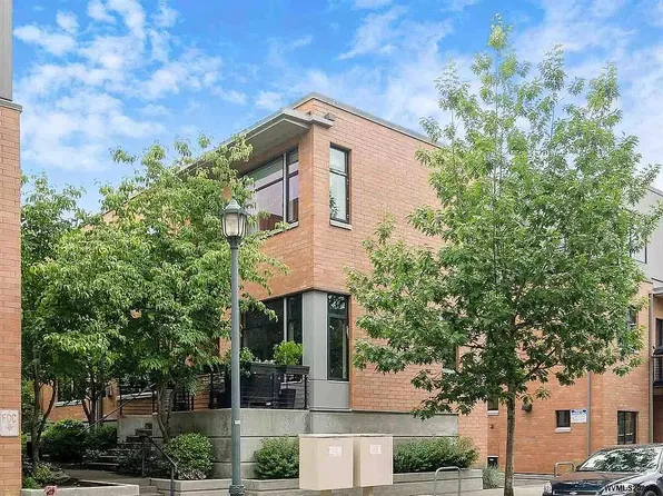 1666 NW Riverscape Ct, Portland, OR 97209