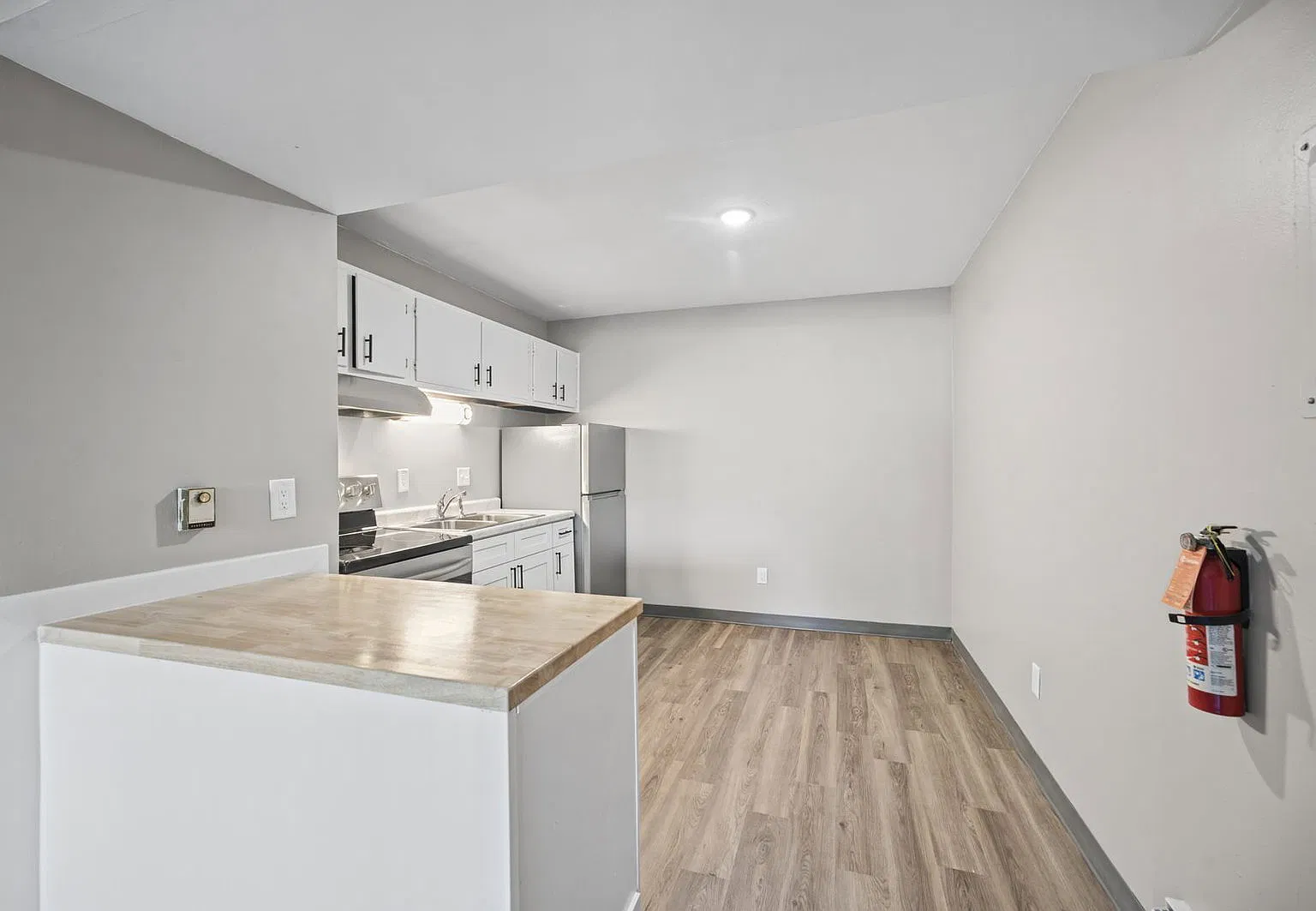 2 bed, 1.0 bath, $1,050 — Photo 3