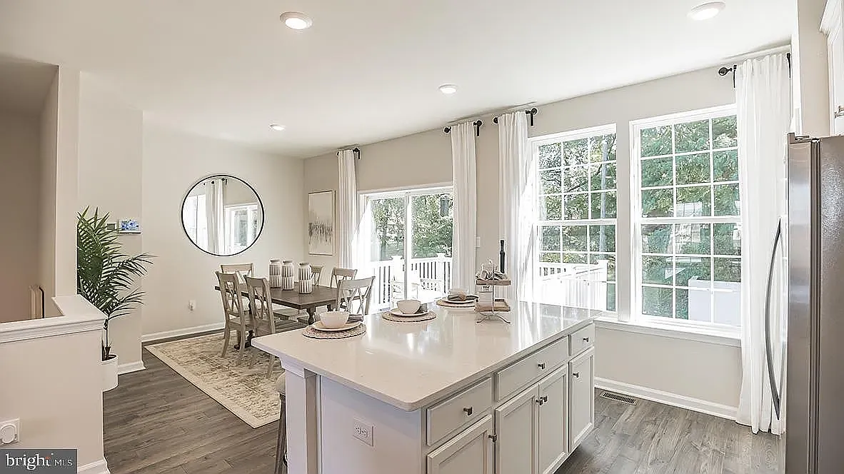 3 bed, 2.5 bath, 2208 sqft, $3,400 — Photo 2