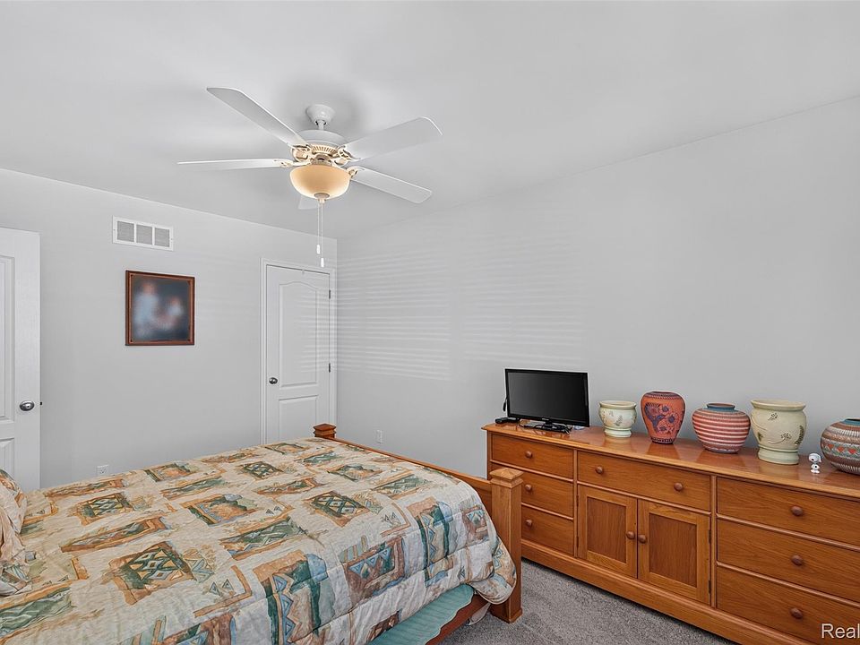 49665 Manistee Dr, photo 13