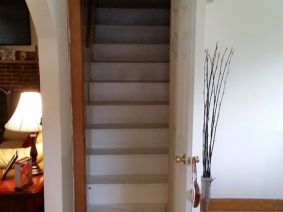 steps going to master bedroo