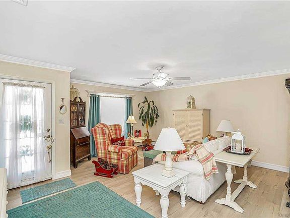 4th image of 12 Flintridge Dr