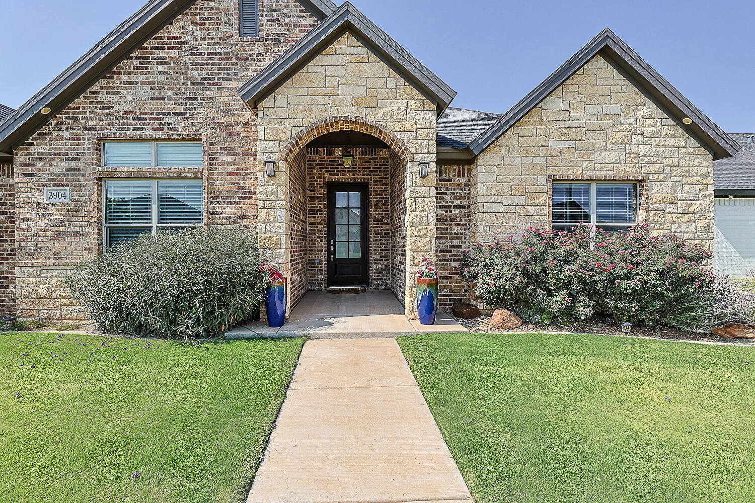 4 bed, 3.0 bath, 2548 sqft, $3,500 — Photo 3