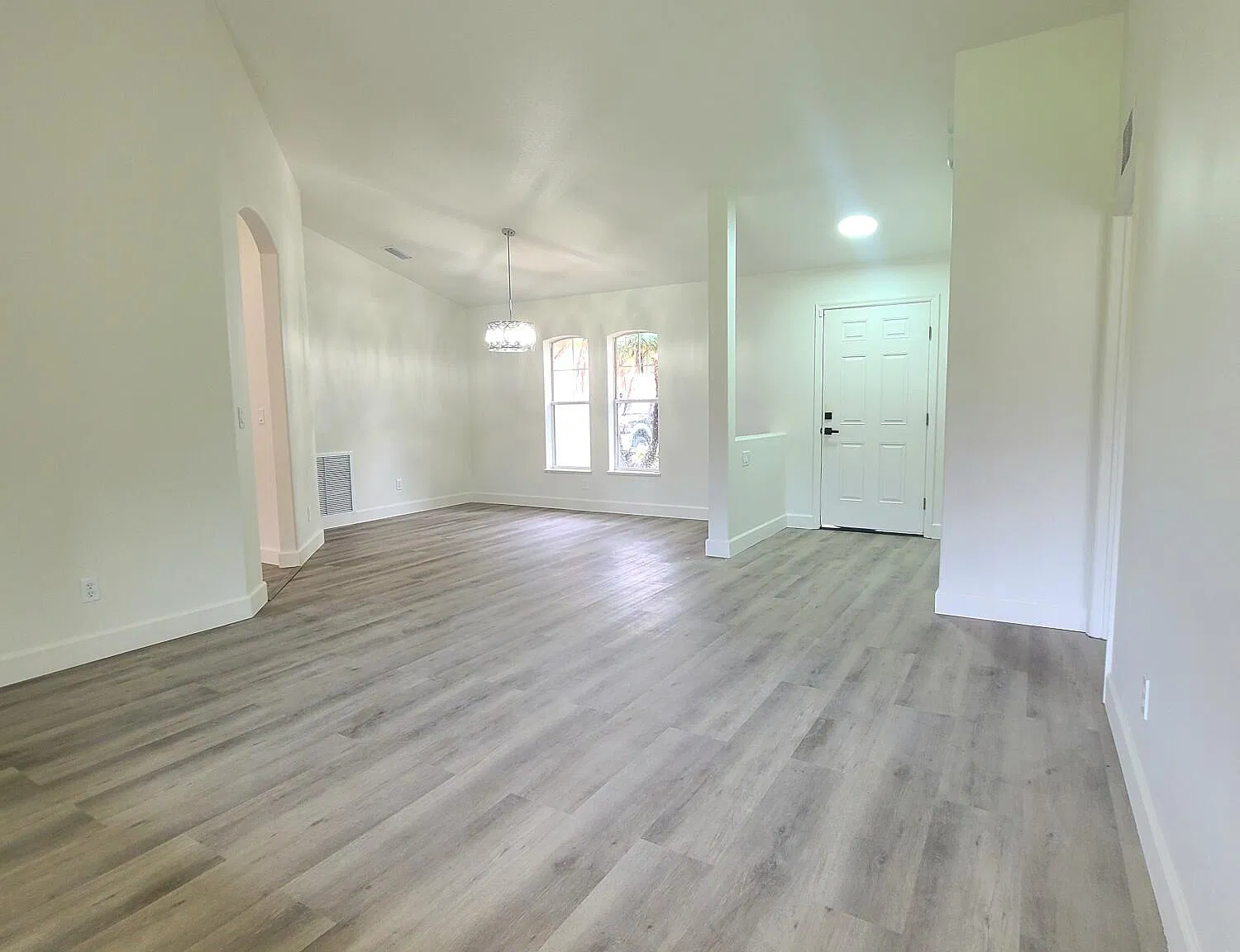 3 bed, 2.0 bath, 1860 sqft, $2,095 — Photo 4