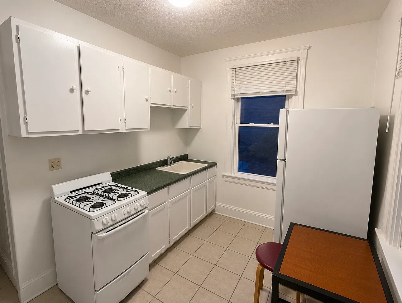 5 bed, 2.5 bath, 3000 sqft, $2,500 — Photo 3