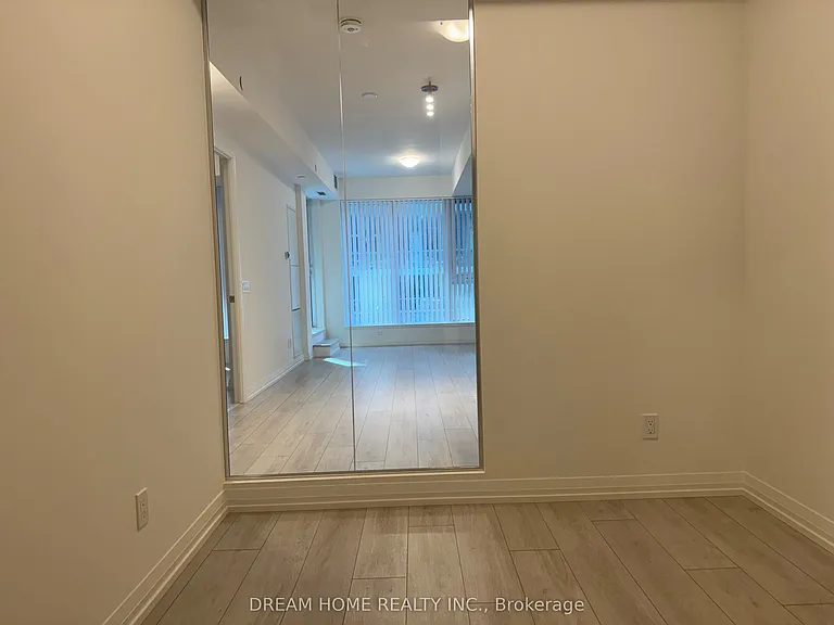 400 King St W #521 — Photo 15