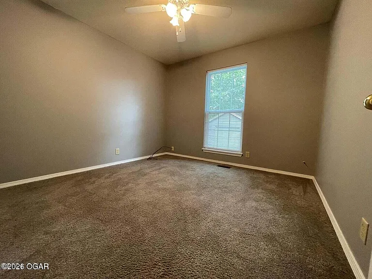 915 Briarview Dr — Photo 5