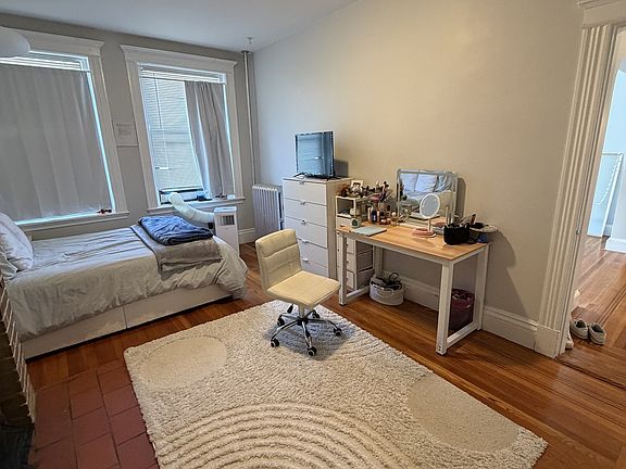 4th image of 175 Harvard St APT 2